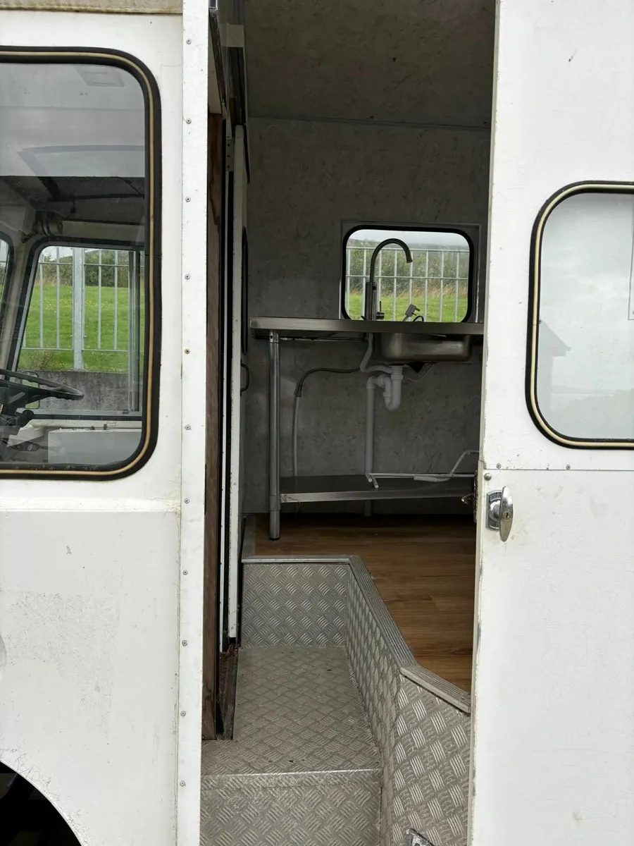 Old milk float - Image 4
