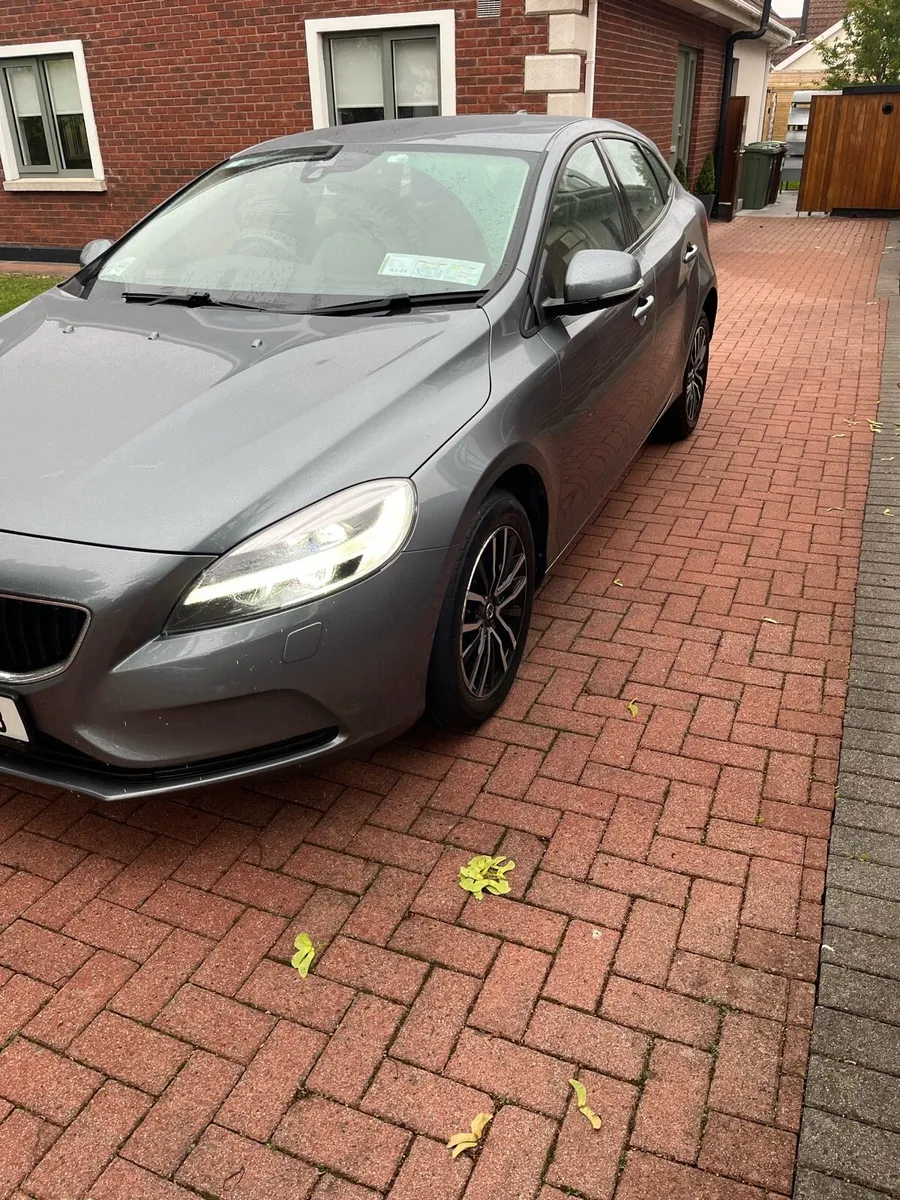 Volvo V40 - Image 2
