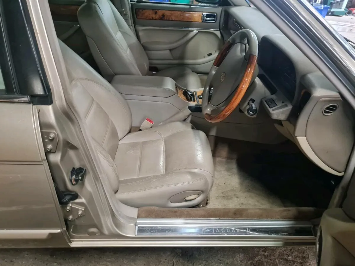 Jaguar XJ6 - Image 3