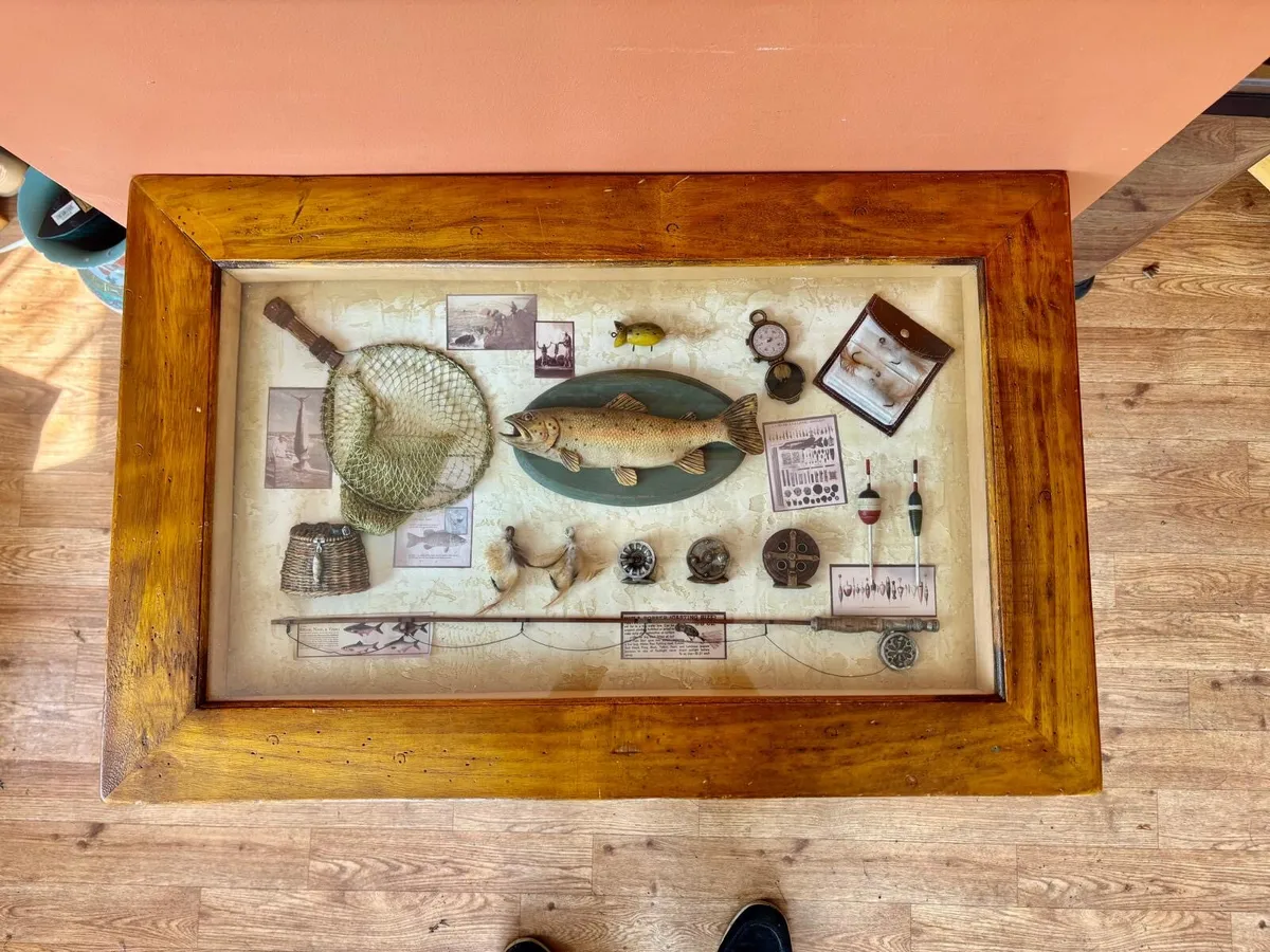 Ornamental fishing table - Image 1