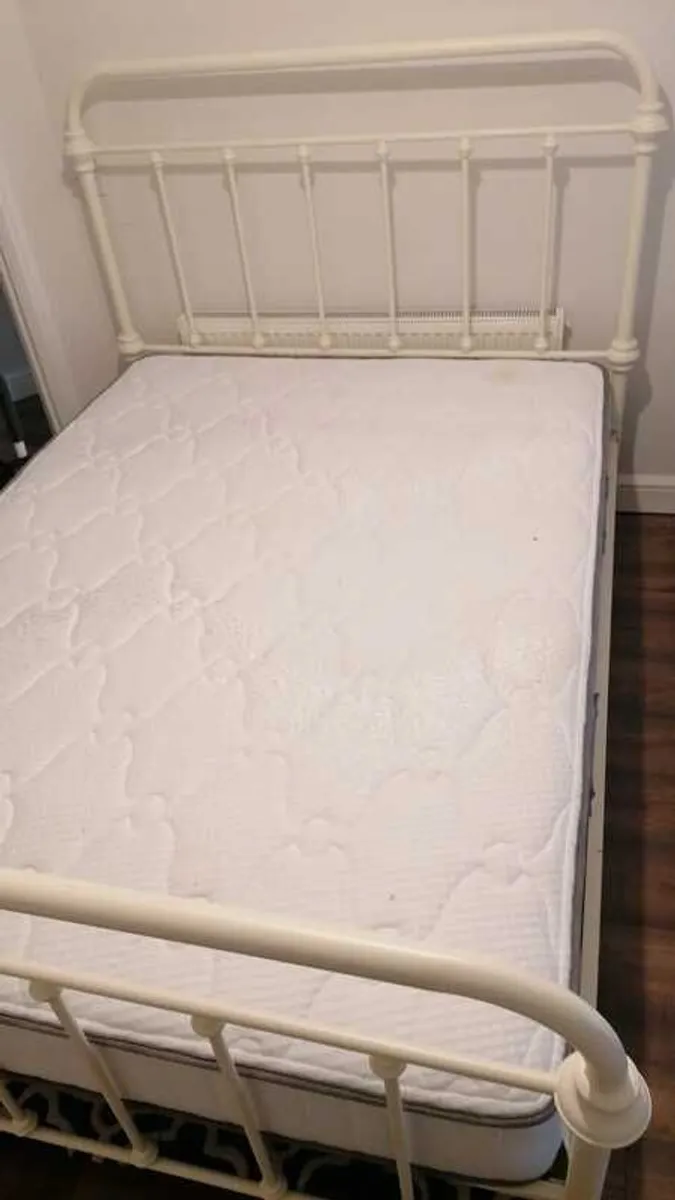 Double bed - Image 1