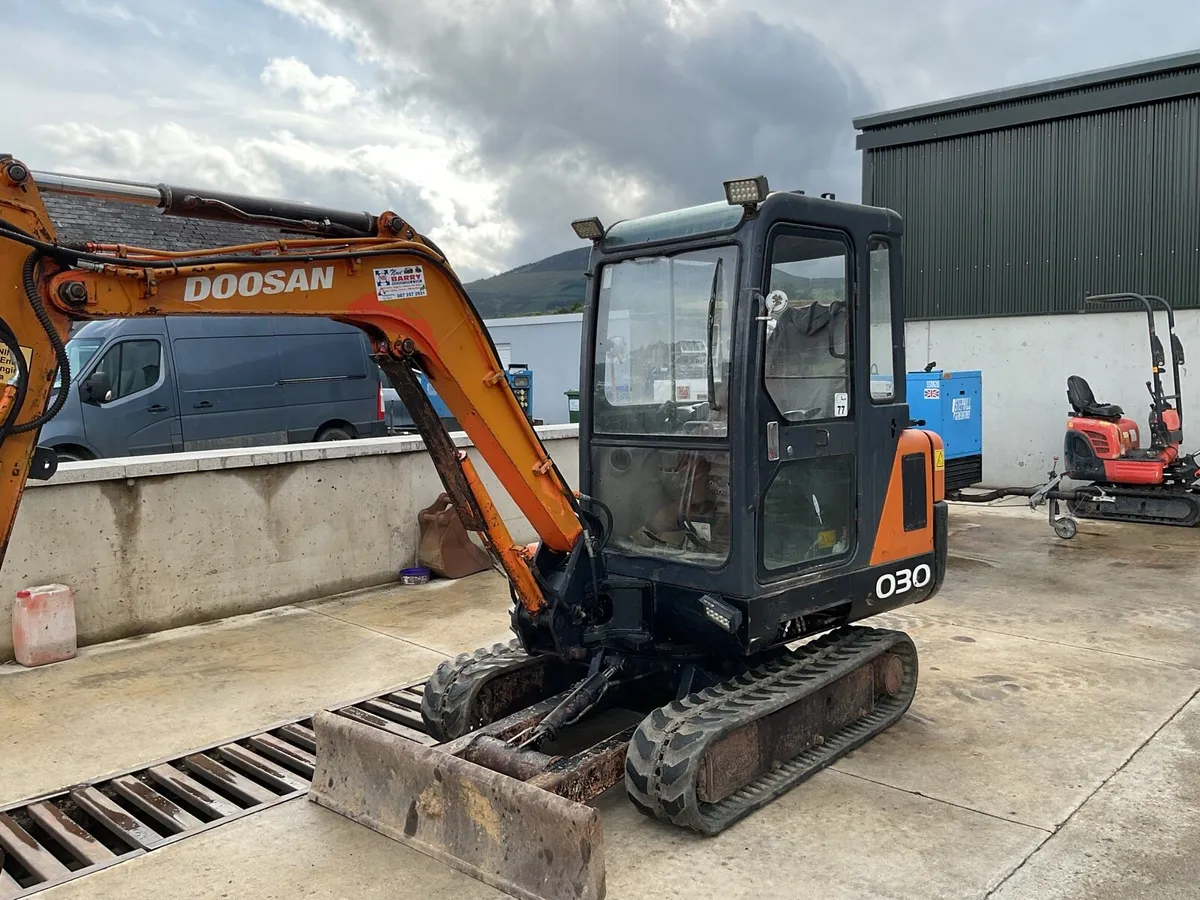 2008 Doosan 3 Tonne  digger - Image 2