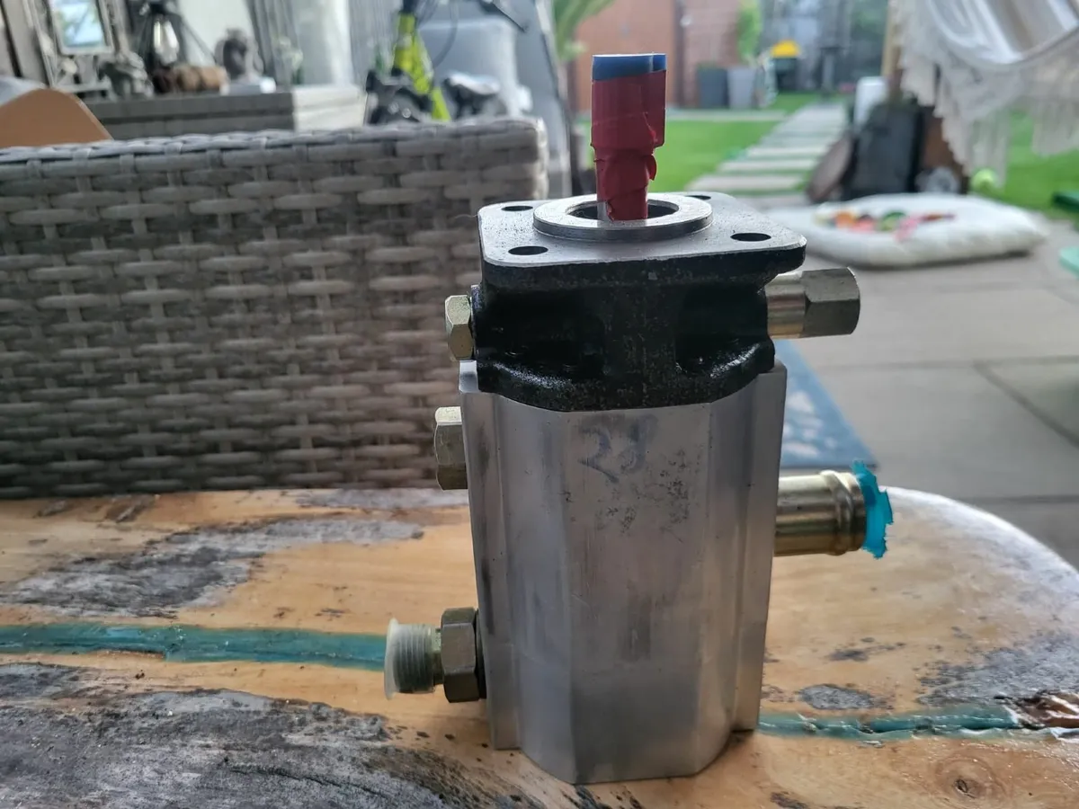Hydraulic pump - Image 1