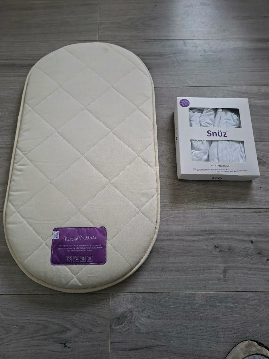 Snuz SnuzBaskit Natural Mattress and Fitted Sheets - Image 1