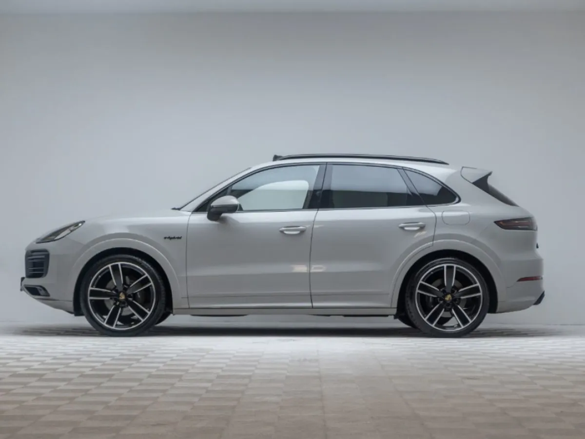 Porsche Cayenne Platinum Edition 3.0 V6 E-hybrid - Image 4