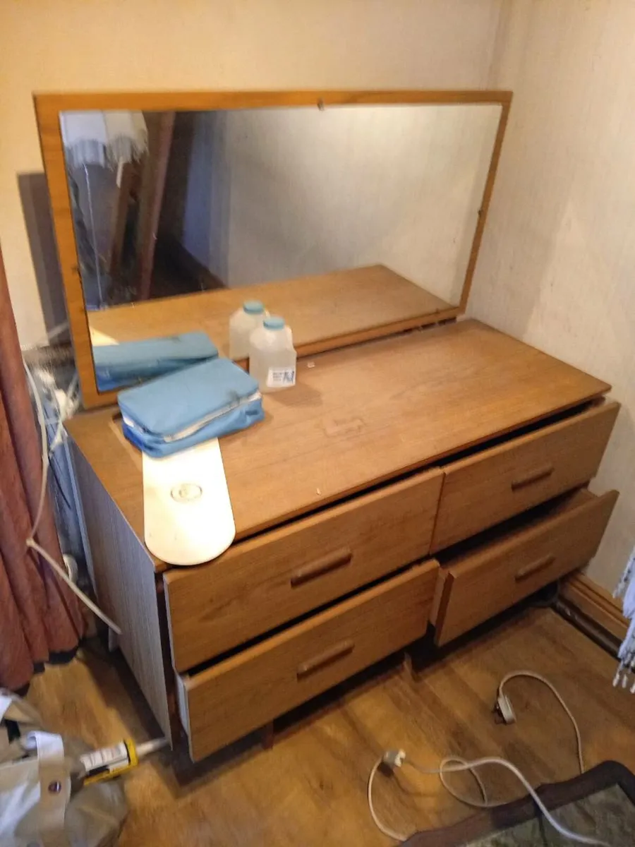 Assorted presses and wardrobes - Image 1
