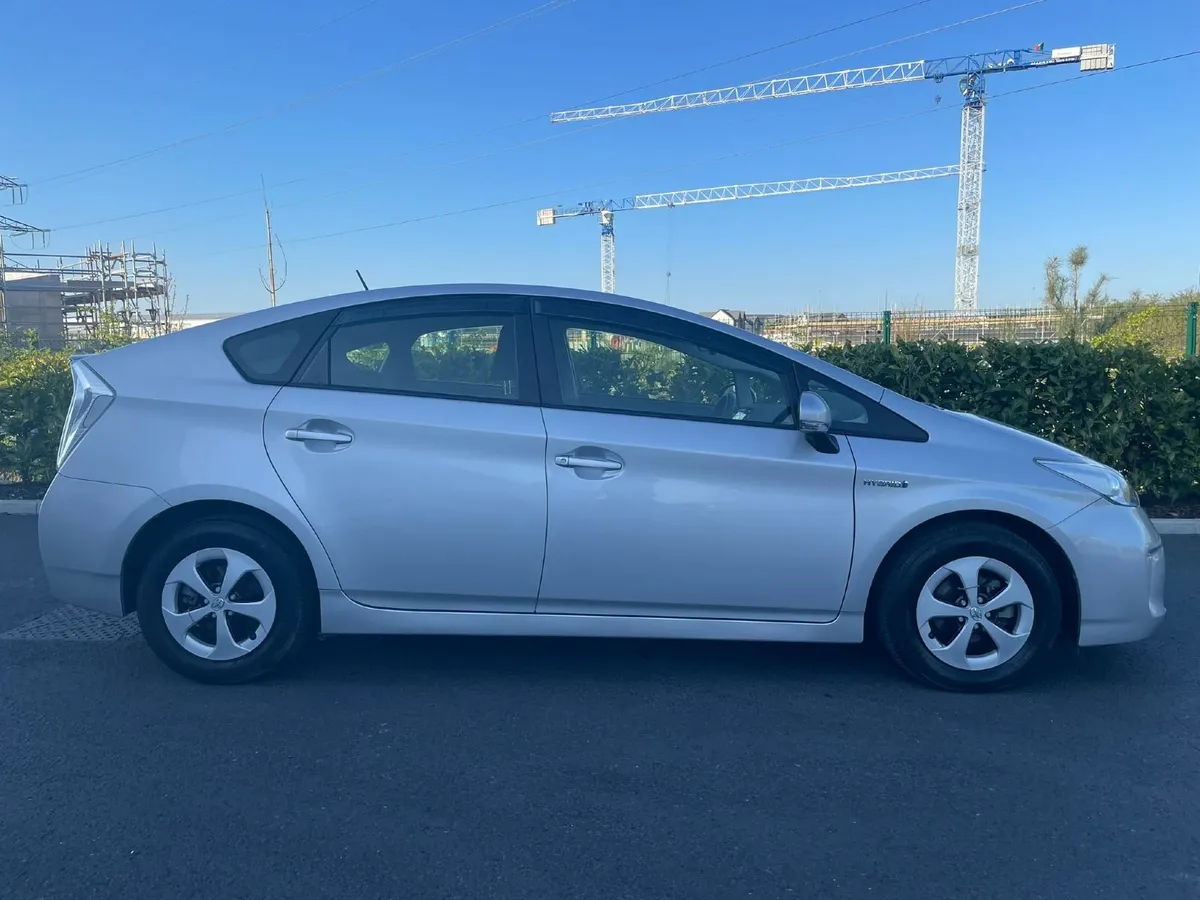 Toyota Prius 2015 - Image 2