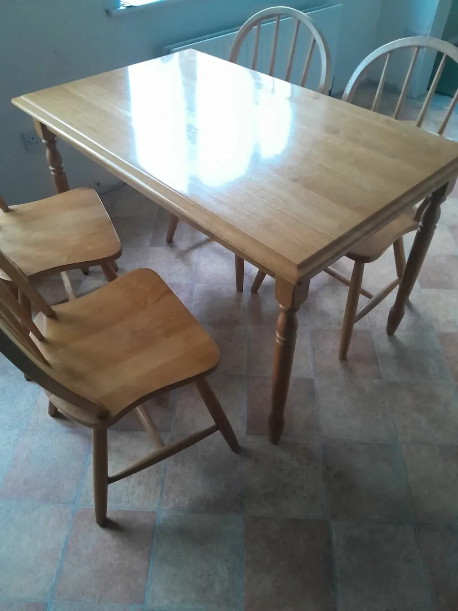 Kitchen table and chairs - Image 1