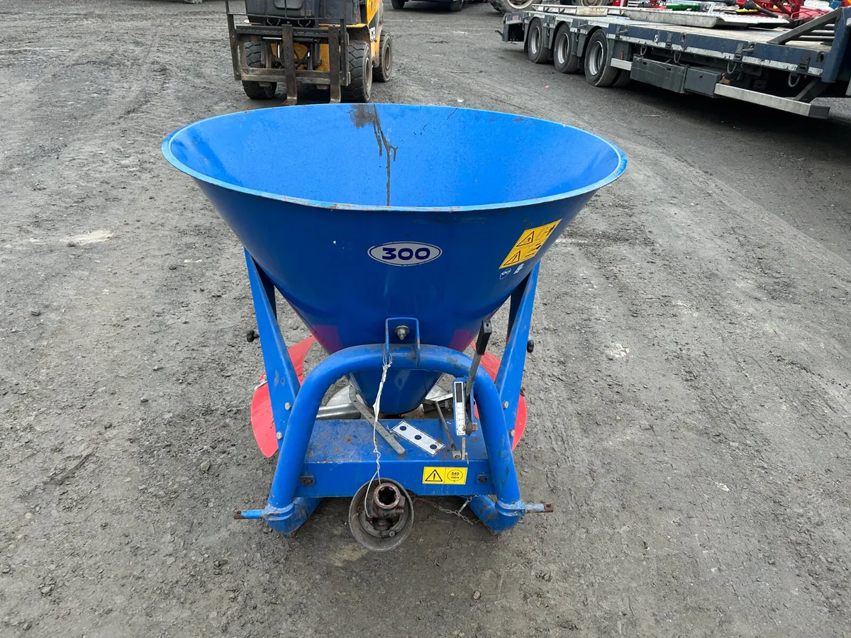 Fleming 300 Fertiliser/Salt Spreader - Image 4