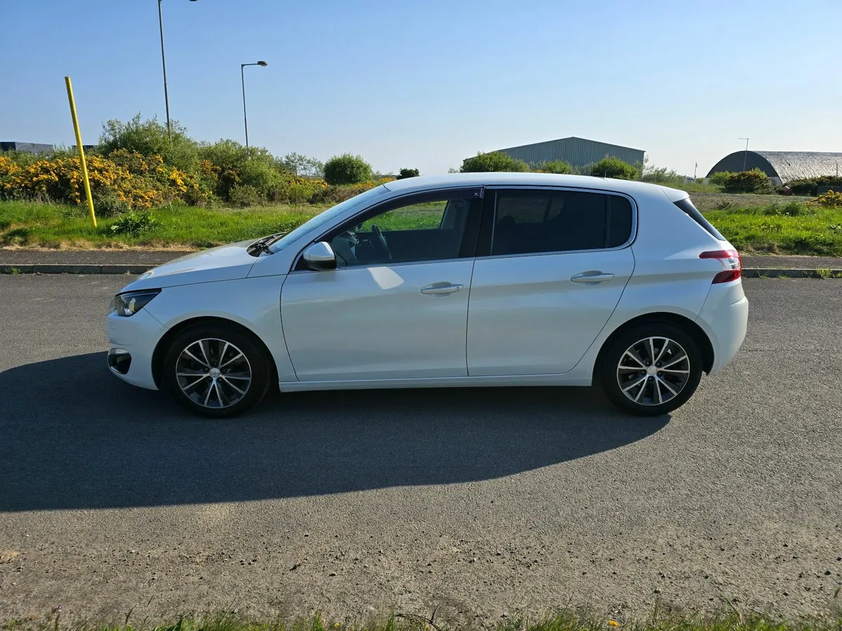 Peugeot 208 2015 - Image 2