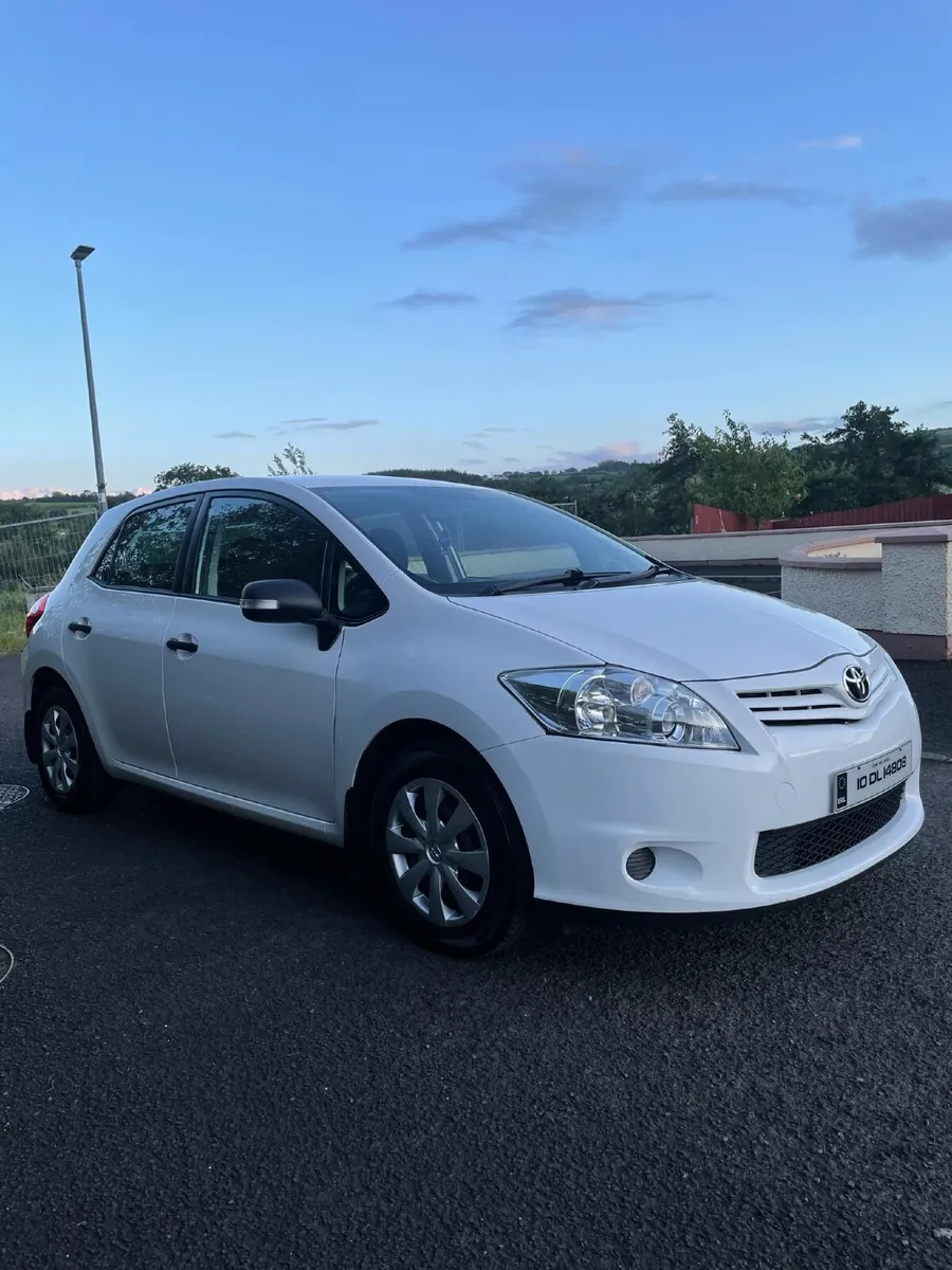 Toyota Auris 2010 - Image 1
