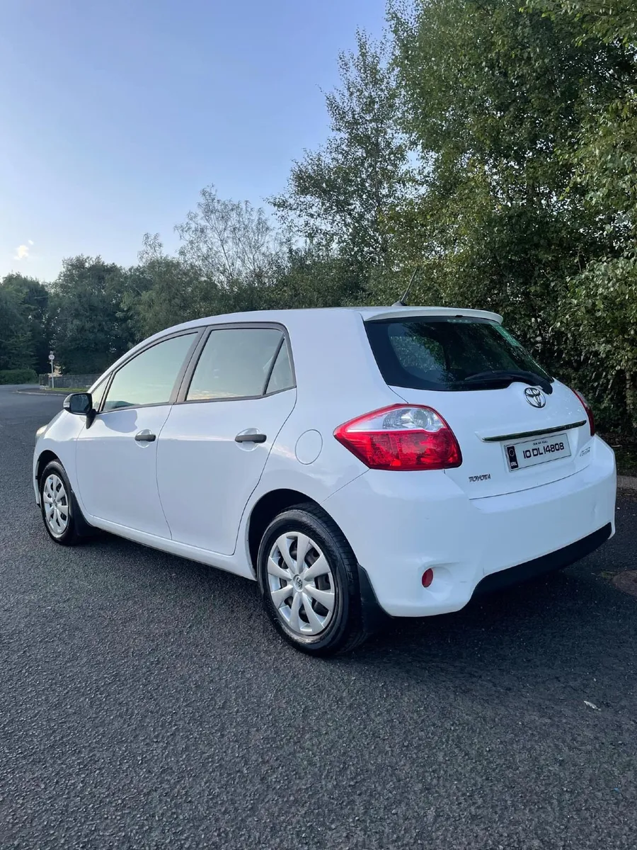 Toyota Auris 2010 - Image 2