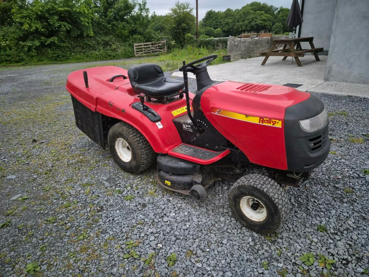 Ride on lawn mower - Image 1