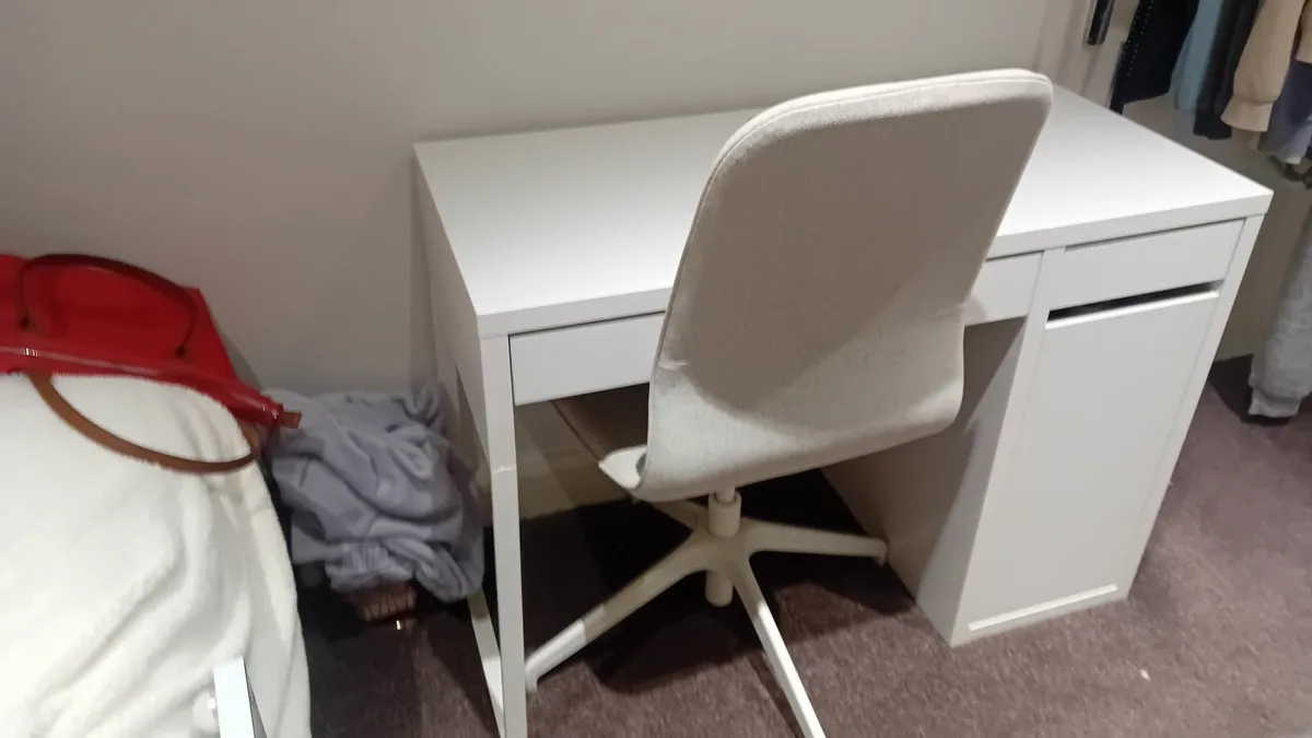 Office desk & chair - Image 1