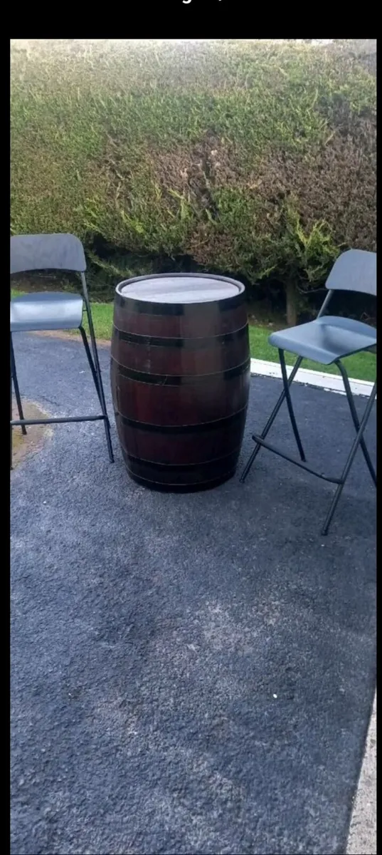 Barrel patio table & 2 high chairs - Image 1