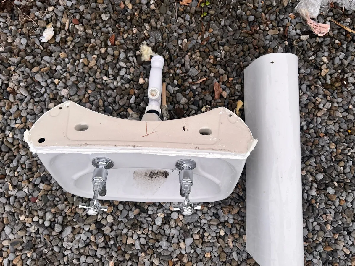 Toilet and sink for sale - Image 4