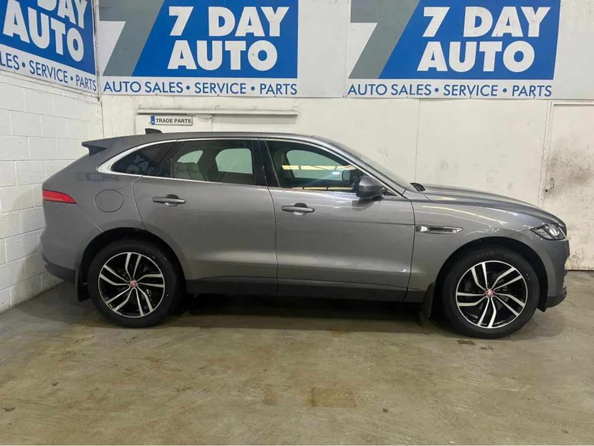 Jaguar F- PACE Chequered Flag Apple Carplay Auto - Image 3