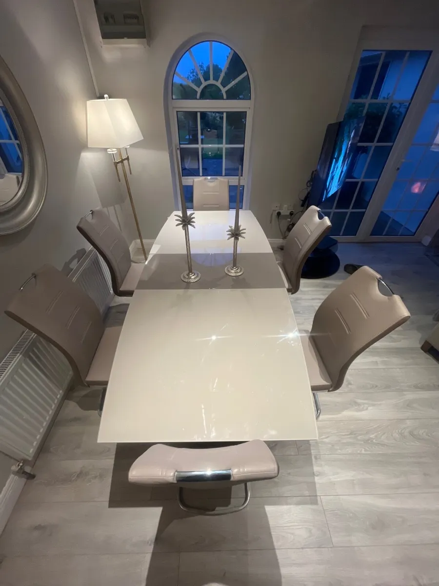 Dining table and chairs - Image 1
