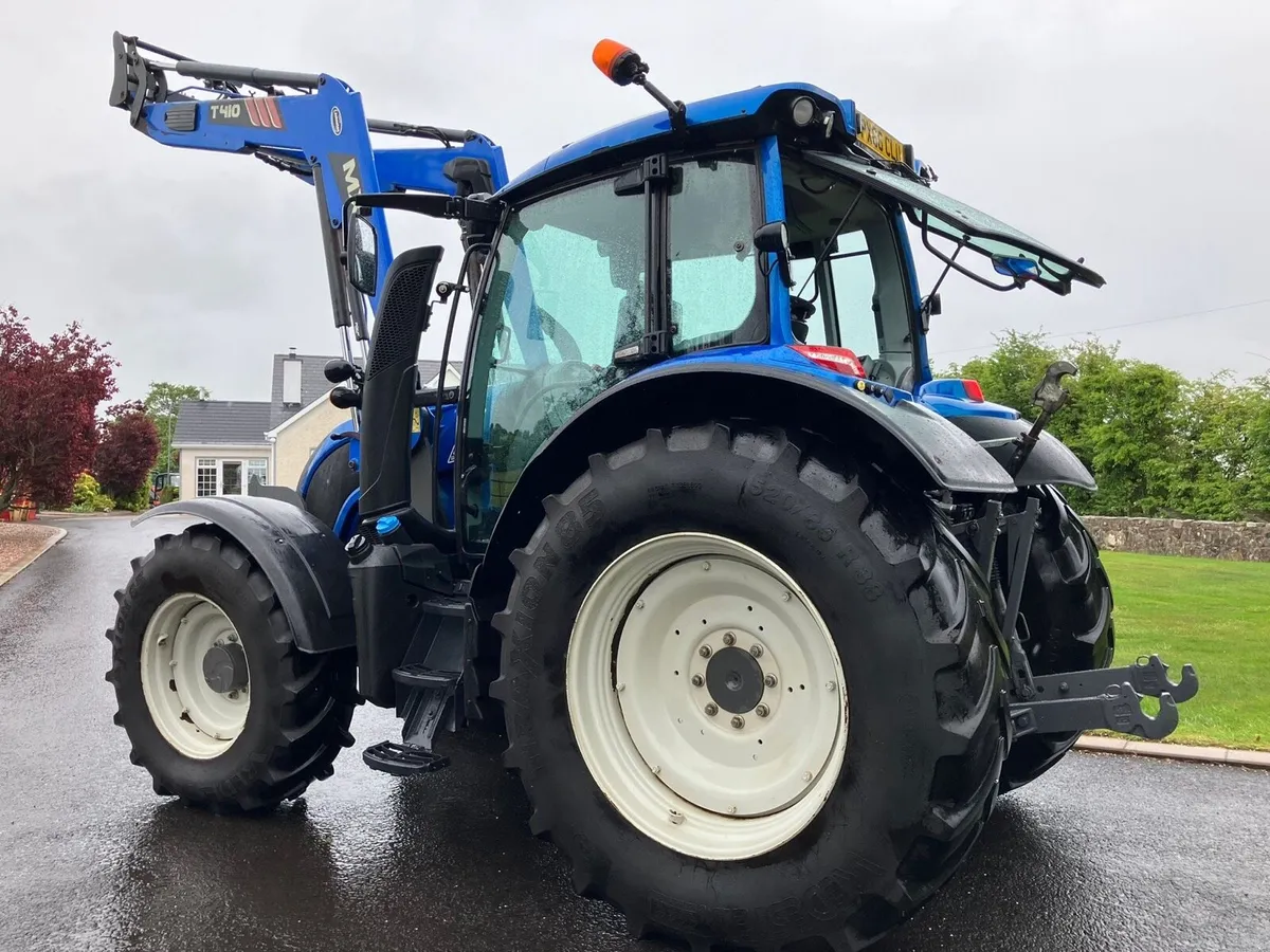 2016 VALTRA with Loader - Image 4
