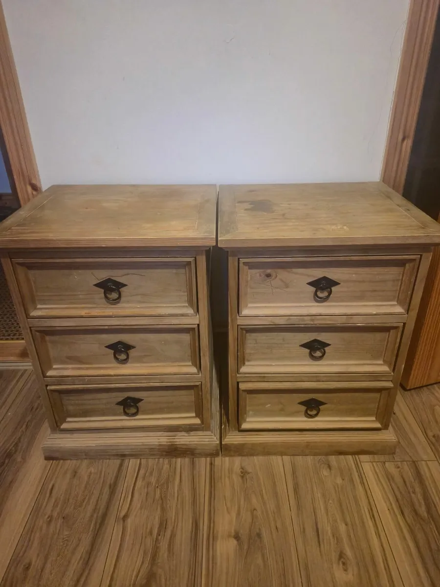 Bedside lockers
