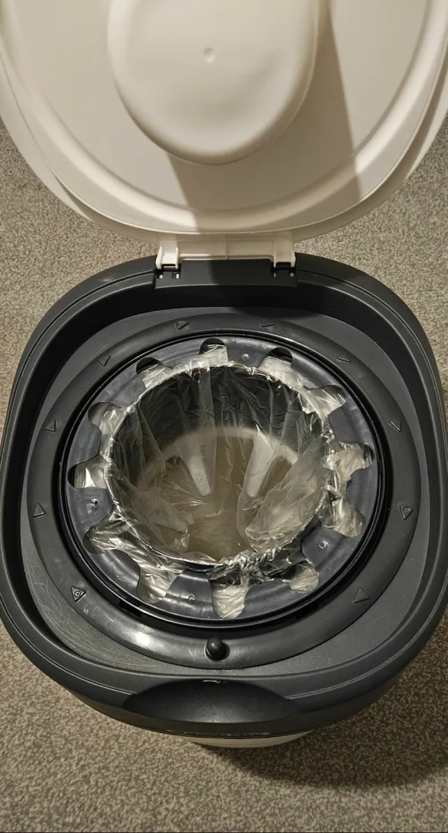 Tommee Tippee Twist & Click Advanced Nappy Bin & N - Image 3
