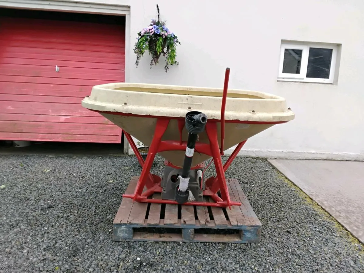 Vicon 802 fertiliser sower
