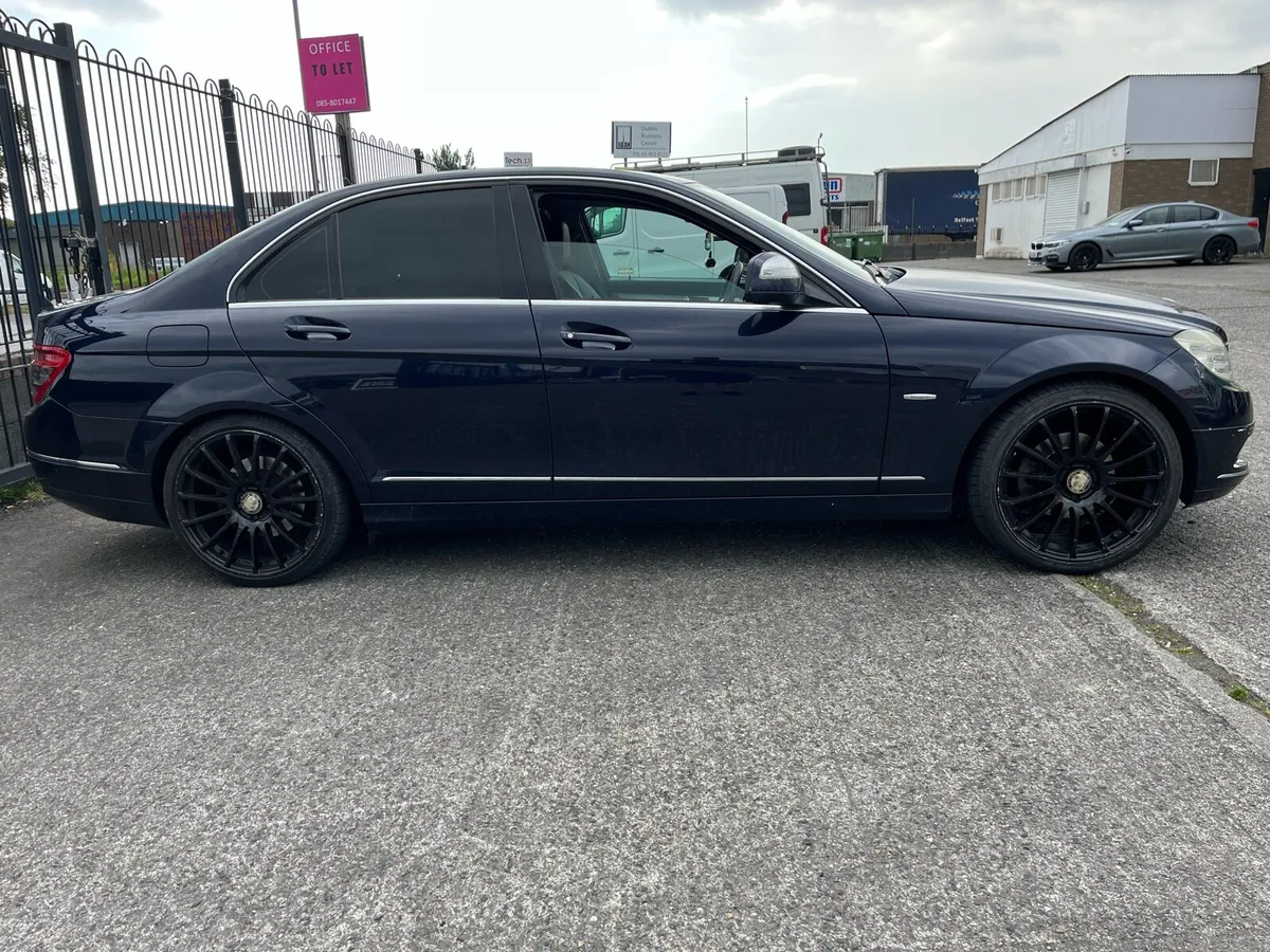 Mercedes alloys wells, 235/35/19 brand new tyres - Image 1