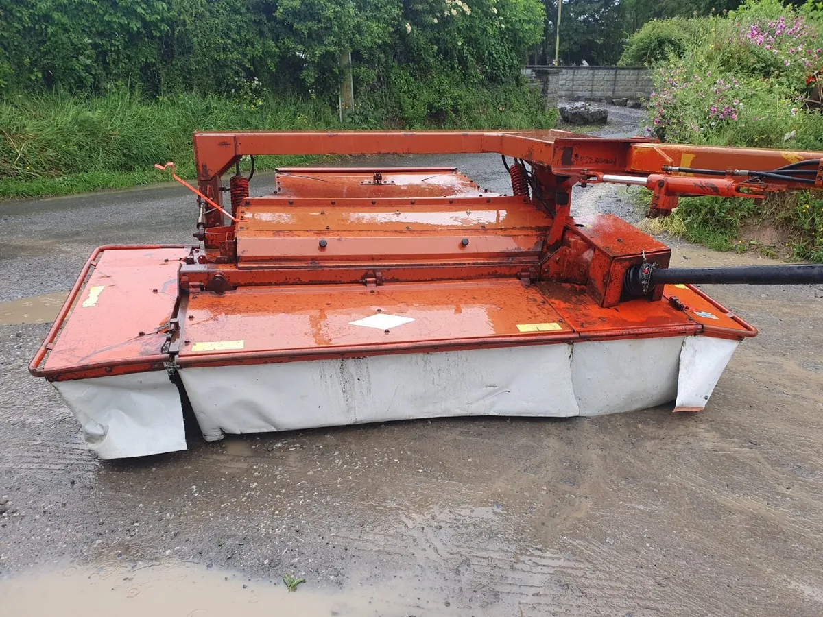 Kuhn 250 eight foot trailed mower - Image 4