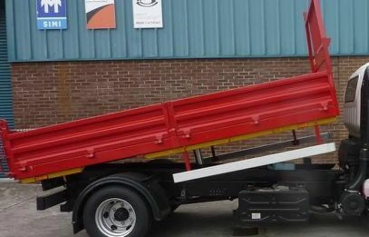 Looking for Isuzu/Mitsubishi 3,5t 12ft tipper body