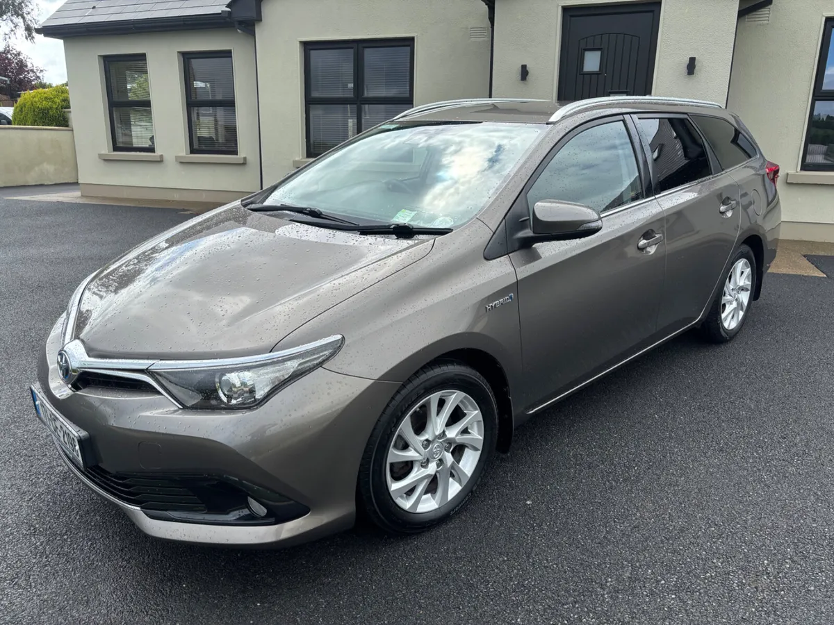 2017 Toyota Auris Luna Sport Touring 91KMS - Image 2