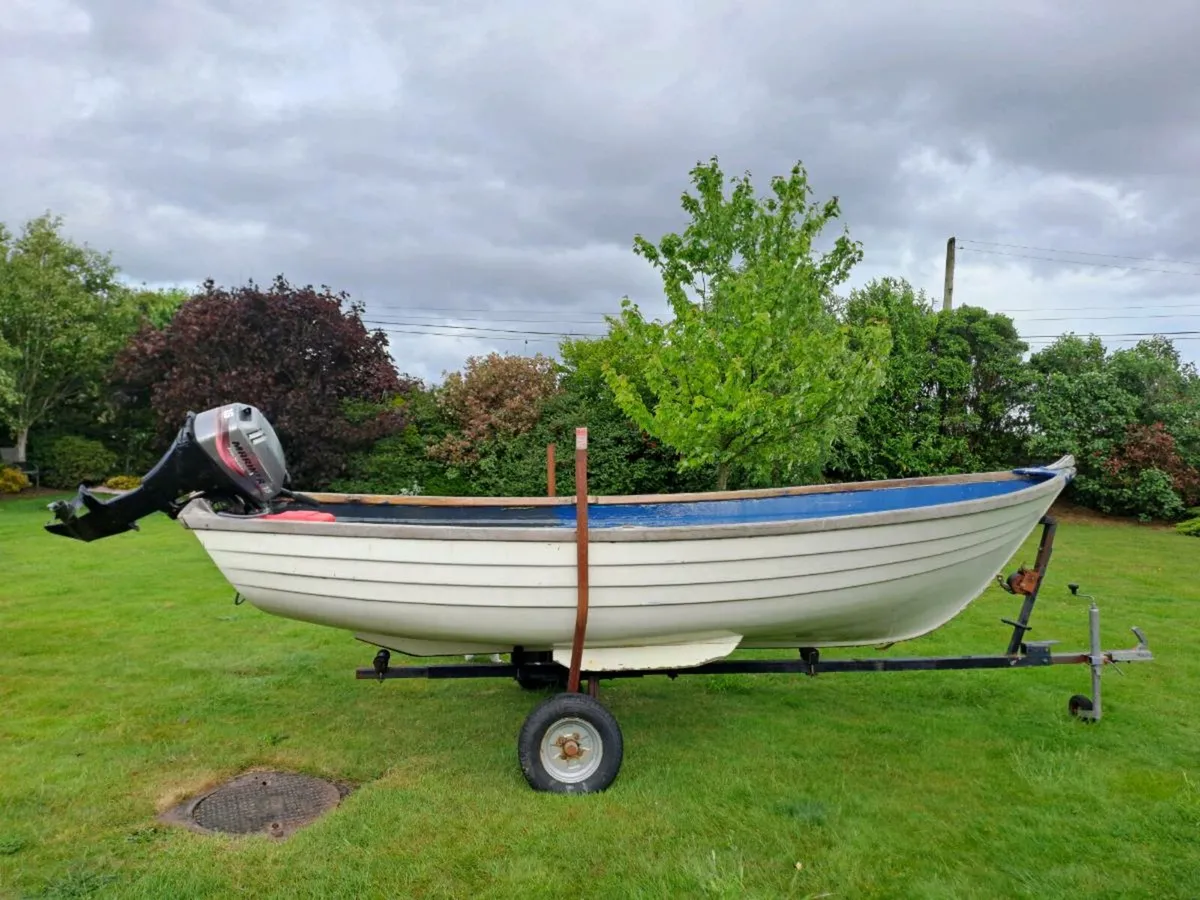 Boat with engine and trailer - Image 1