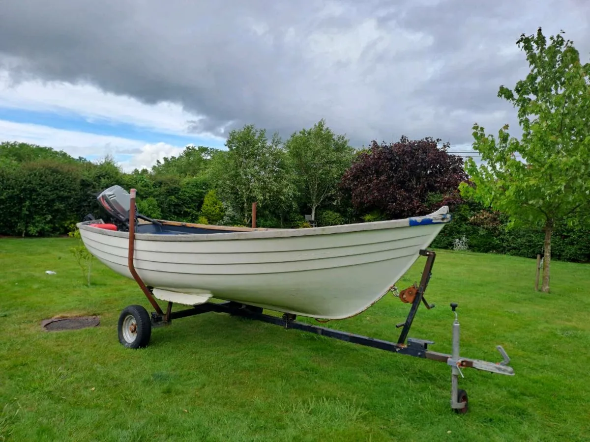Boat with engine and trailer - Image 2