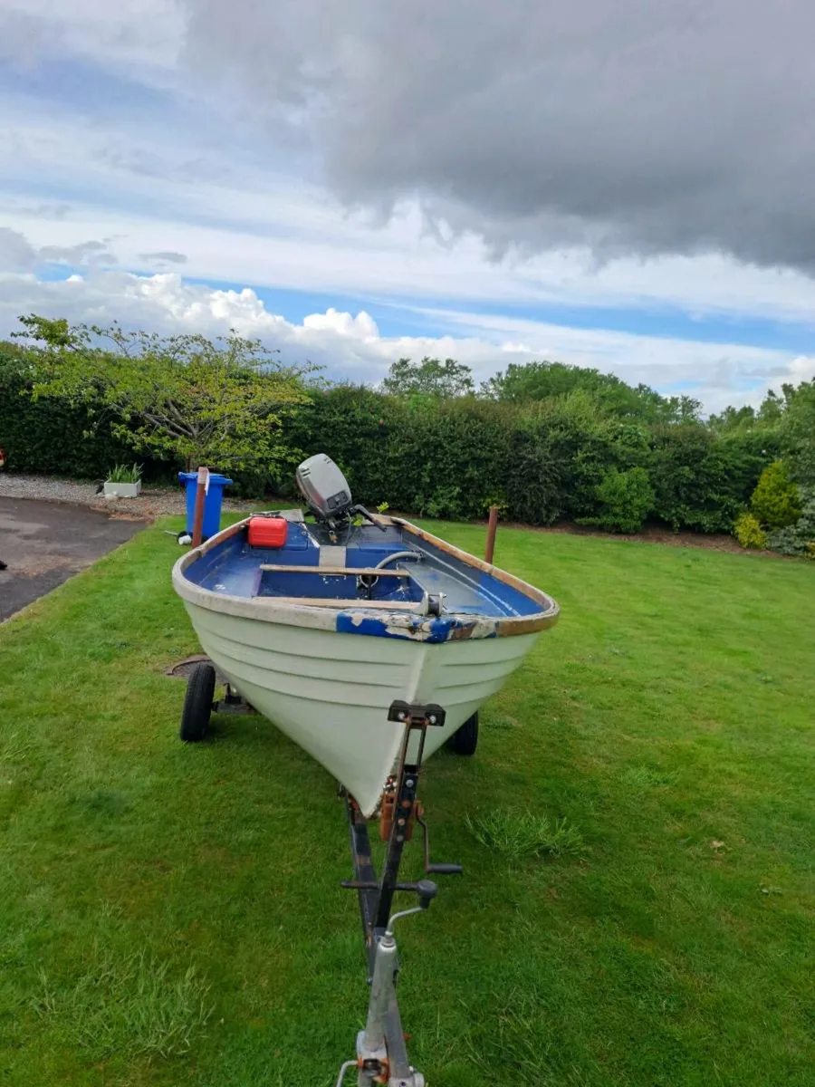 Boat with engine and trailer - Image 3