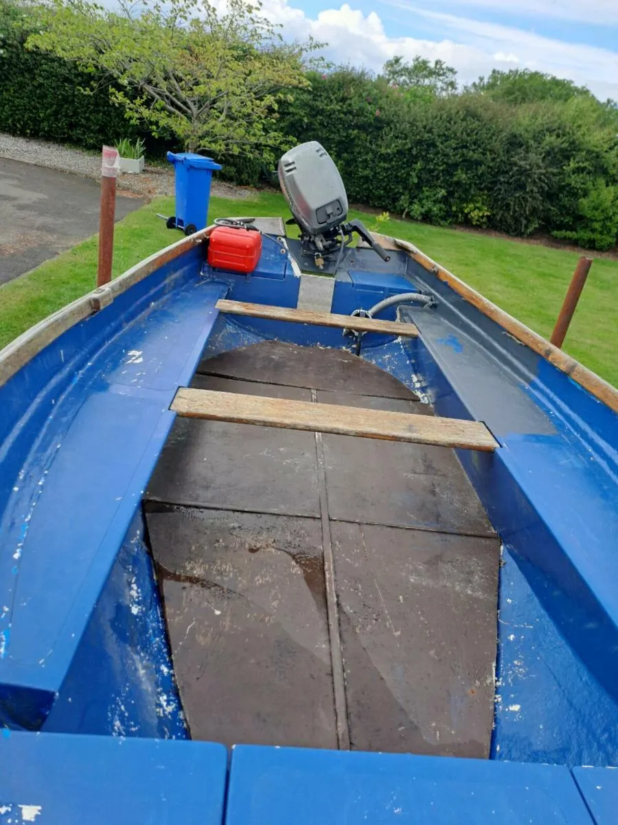 Boat with engine and trailer - Image 4
