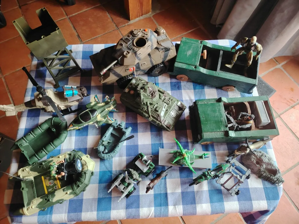 Army toy collection. - Image 1