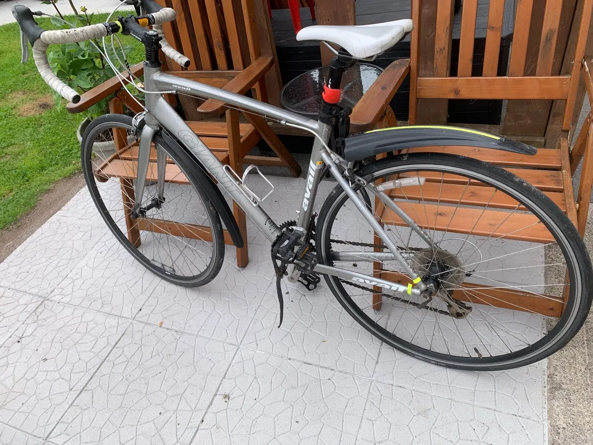 Giant Avail 4 M size 700x25c wheels 8x3 speed - Image 4