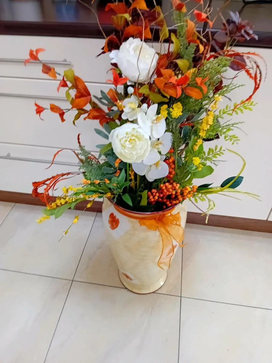 ARTIFICIAL FLOWERS IN LARGE VASE NEW - Image 1