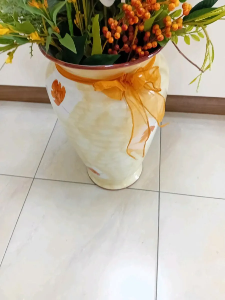 ARTIFICIAL FLOWERS IN LARGE VASE NEW - Image 2