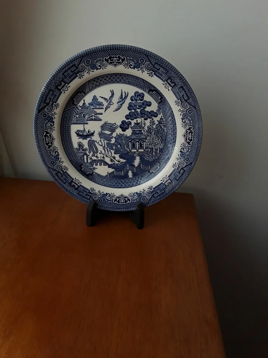 Collectible plate with bracket