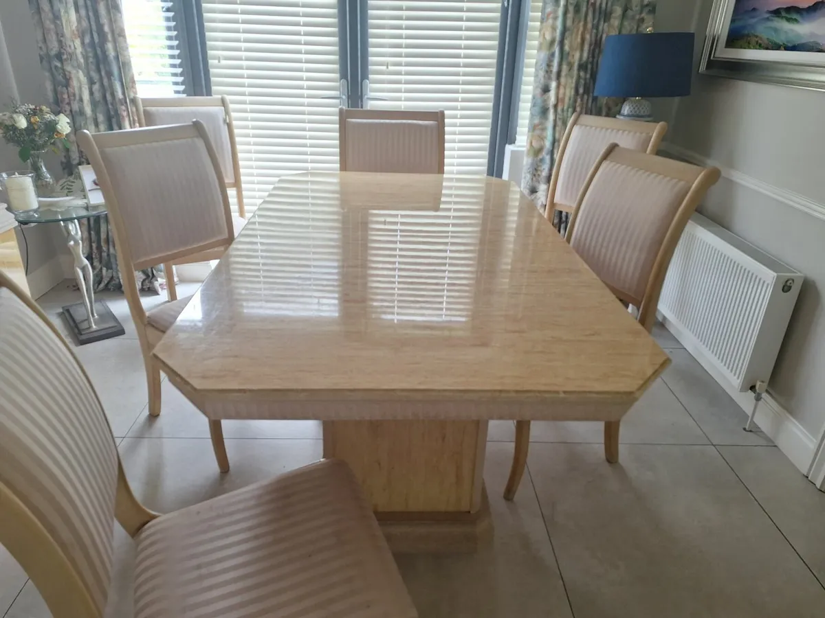 Table and chairs - Image 1