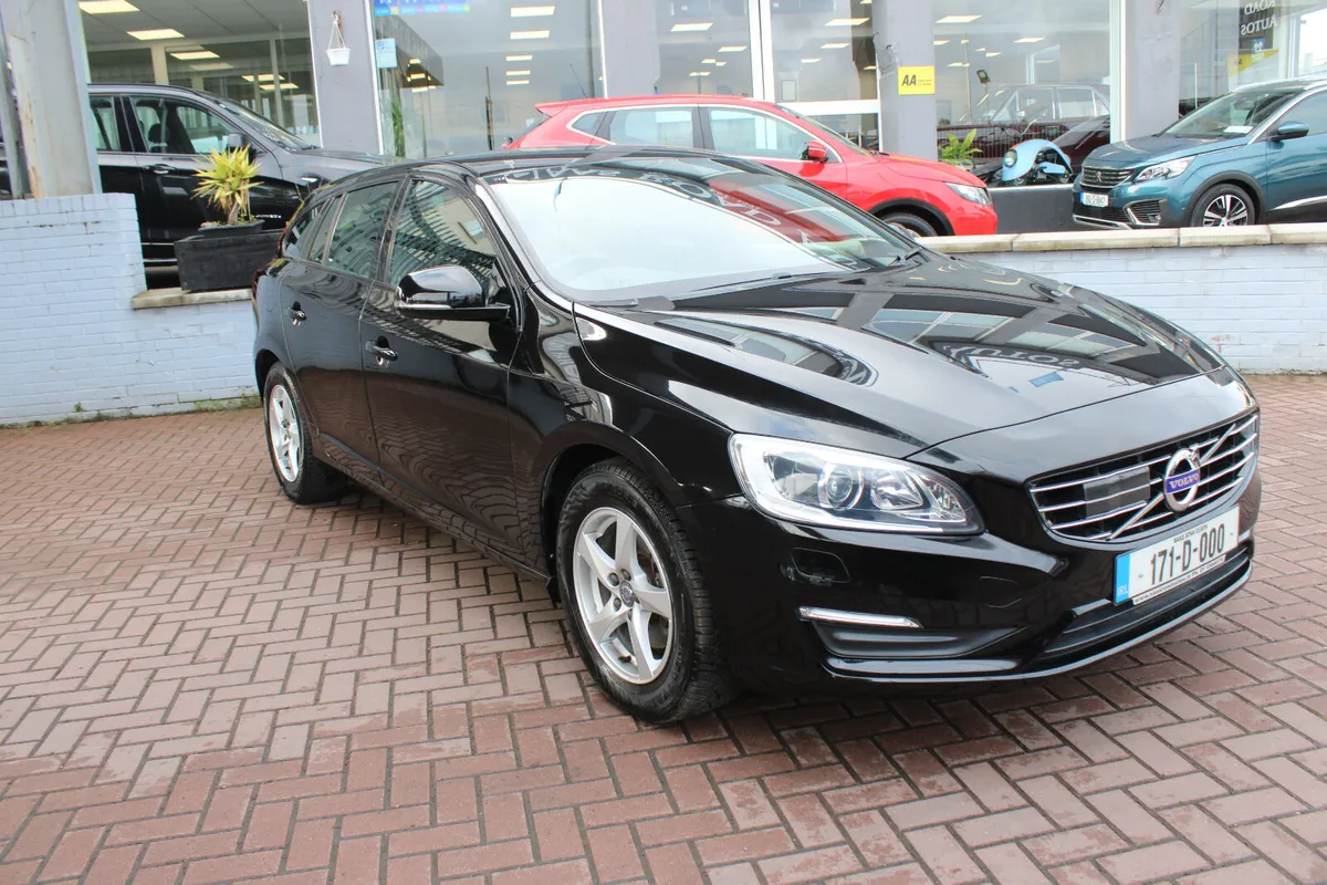 VOLVO V60 2.0D4 SE LUXURY PLUS 5DR ESTATE AUTO - Image 1