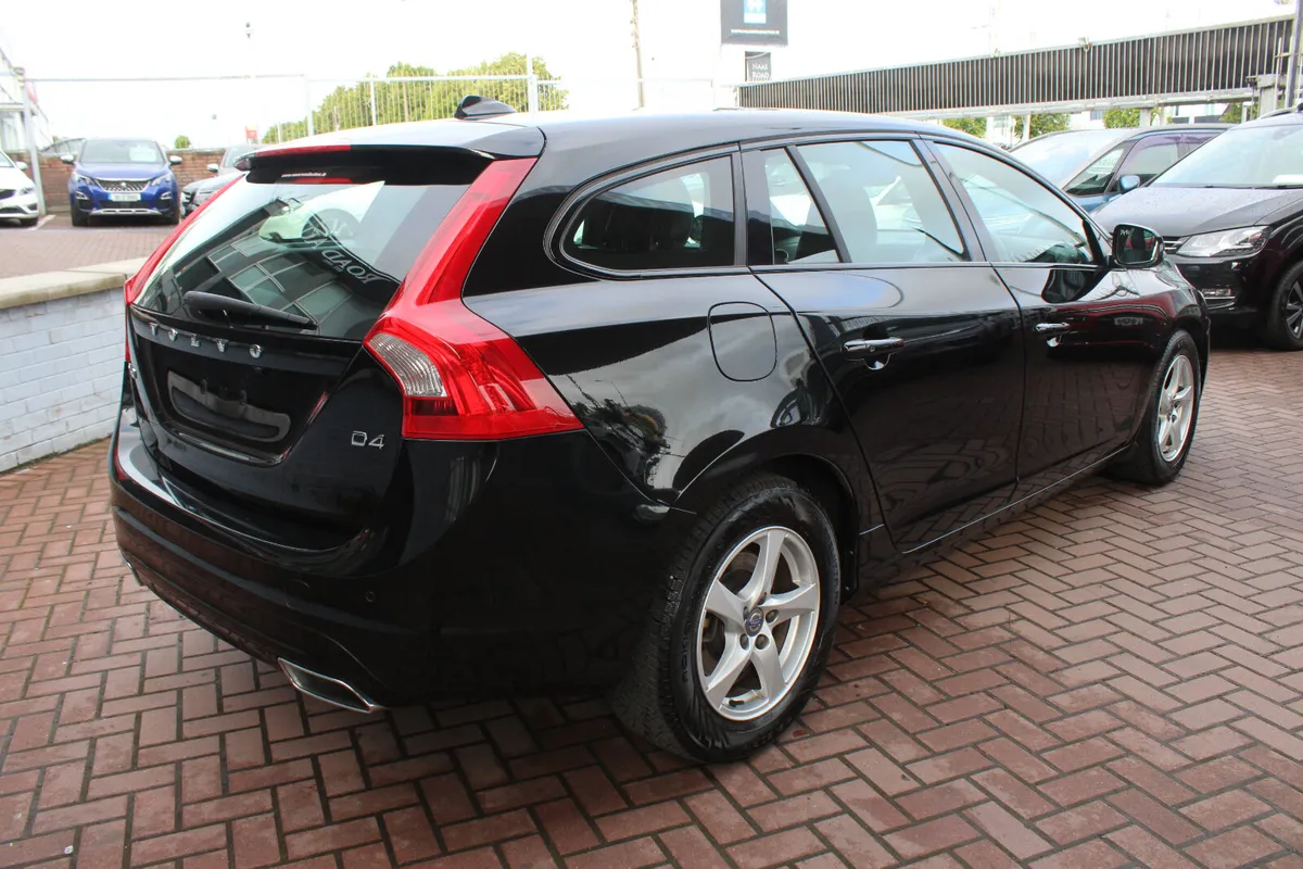 VOLVO V60 2.0D4 SE LUXURY PLUS 5DR ESTATE AUTO - Image 4