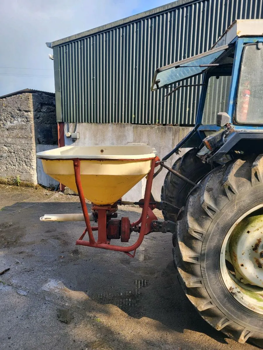 Fertiliser spreader - Image 1