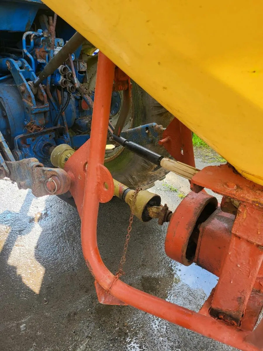 Fertiliser spreader - Image 2