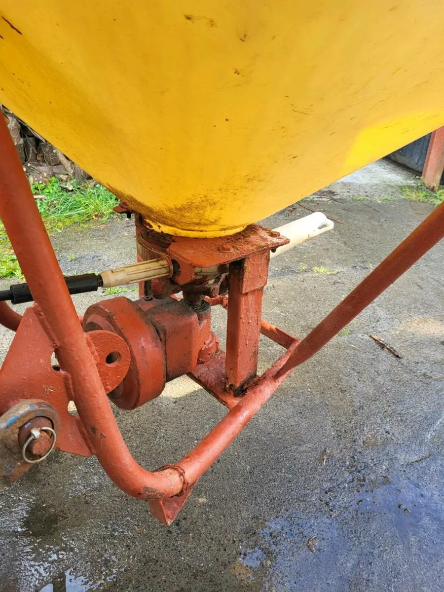 Fertiliser spreader - Image 3