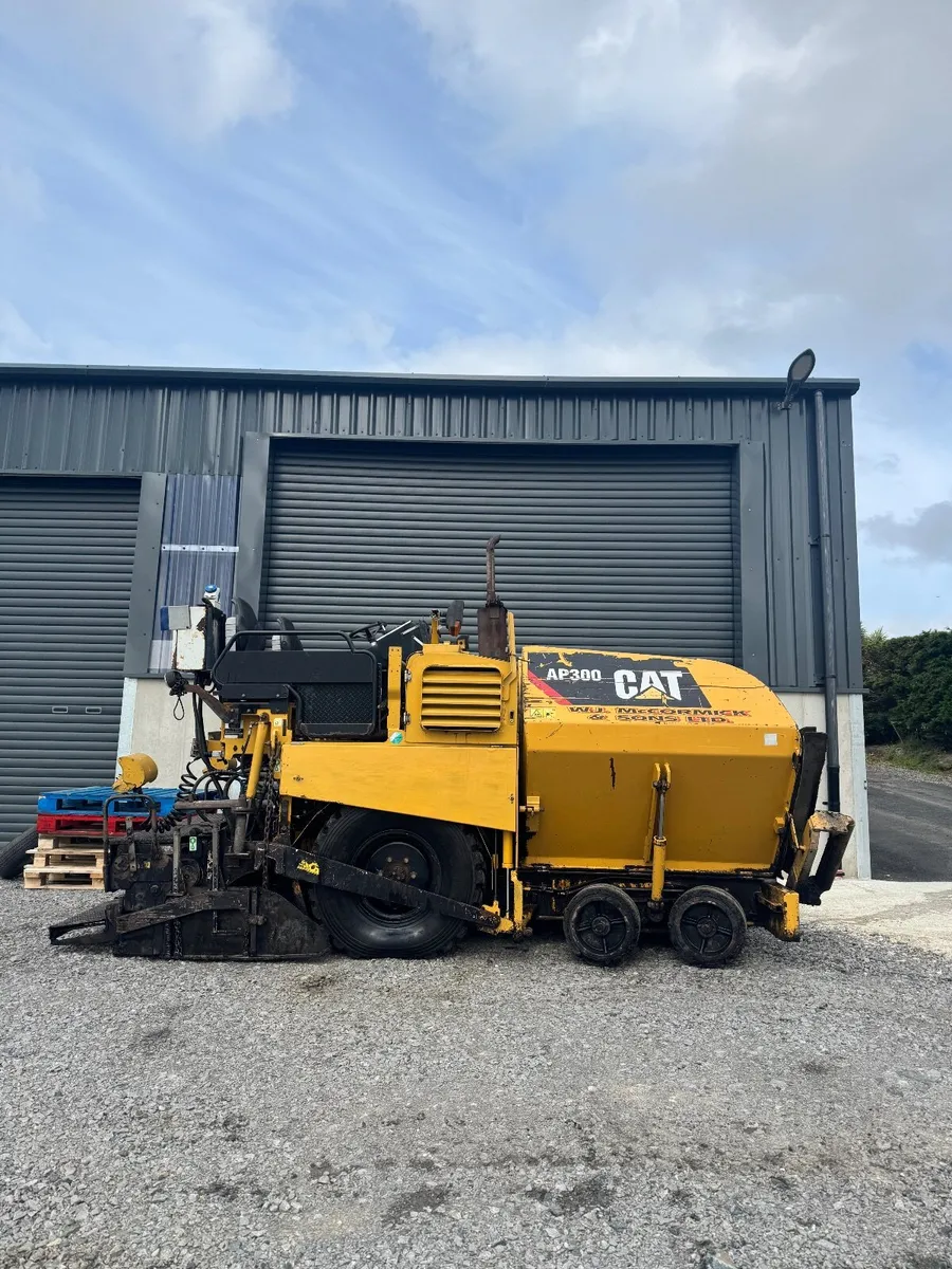 2011 CATERPILLAR AP300 Asphalt /Tarmac paver - Image 1