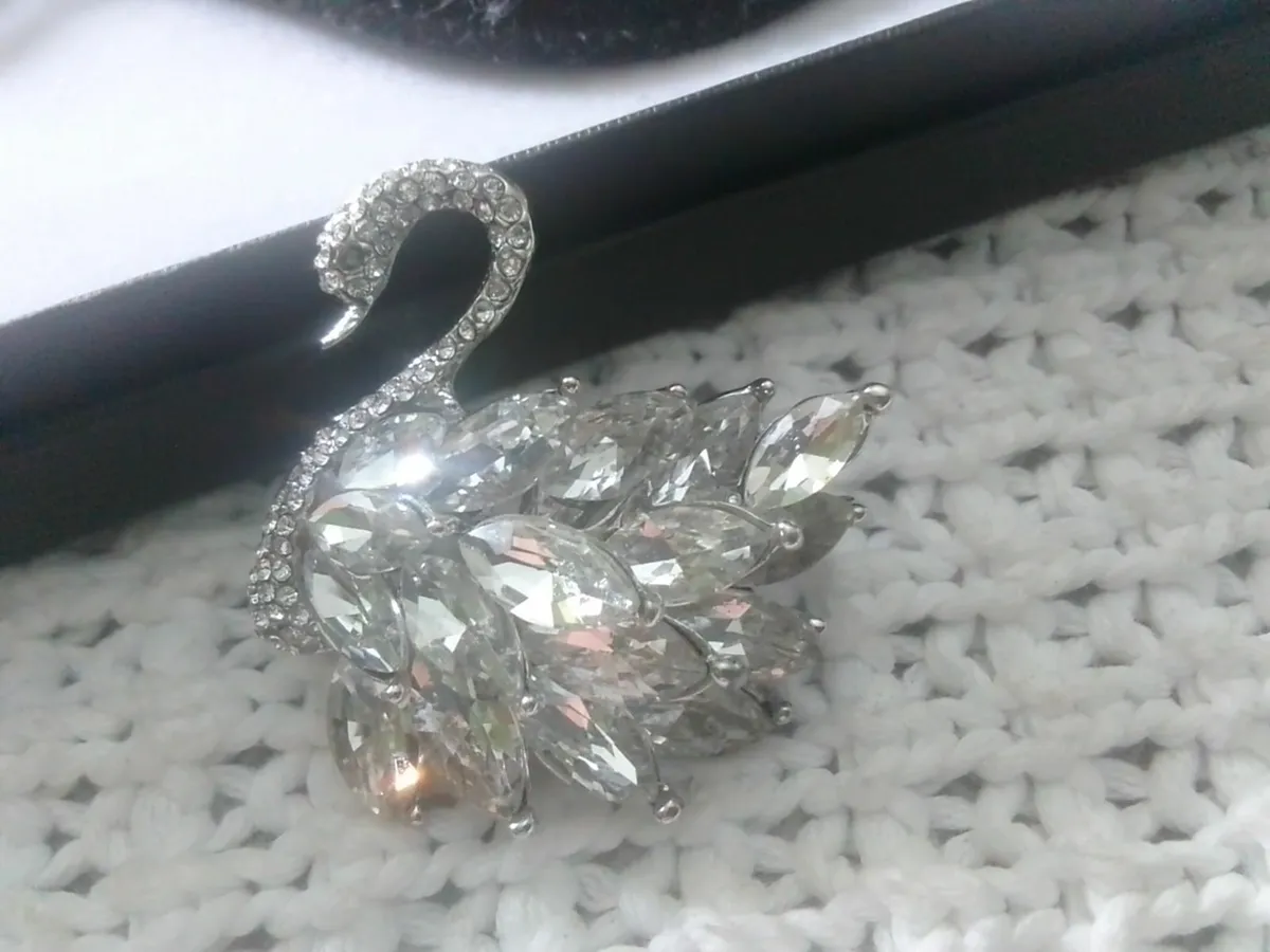 VINTAGE WHITE CRYSTAL DIAMANTE SWAN BROOCH - Image 2