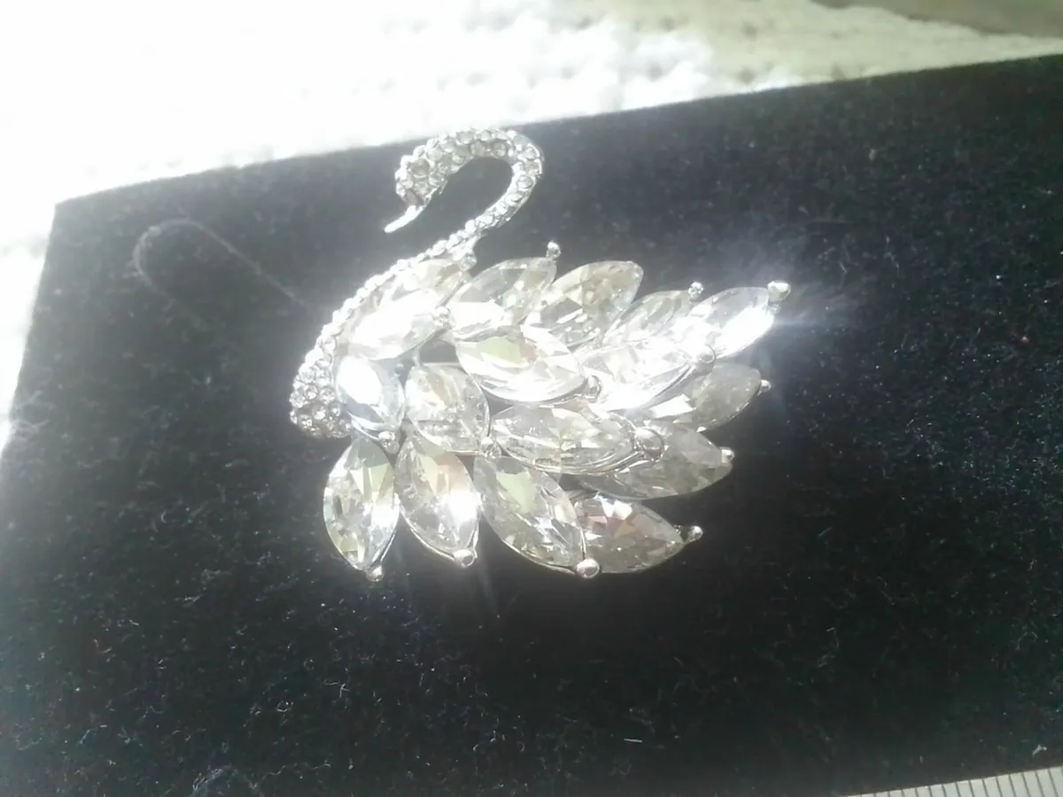 VINTAGE WHITE CRYSTAL DIAMANTE SWAN BROOCH - Image 4