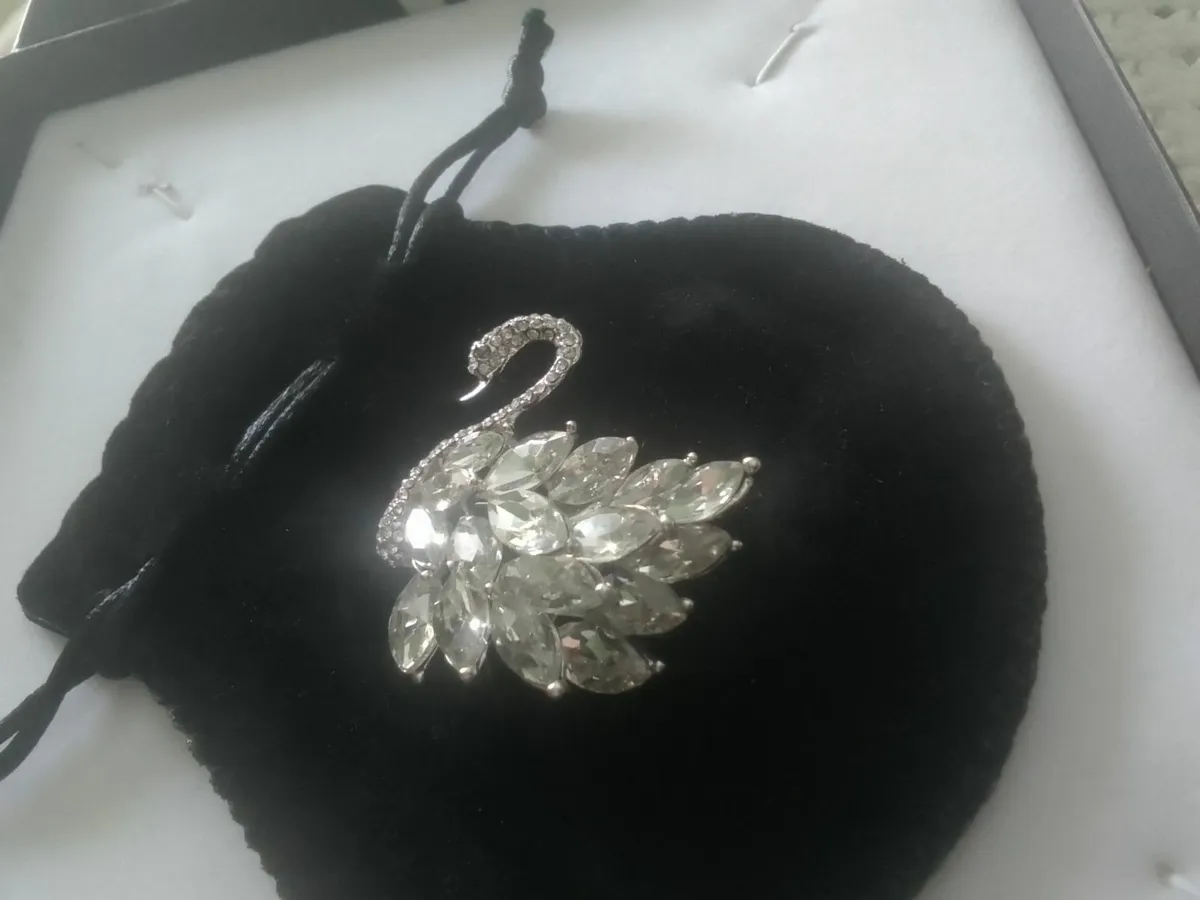 VINTAGE WHITE CRYSTAL DIAMANTE SWAN BROOCH - Image 1