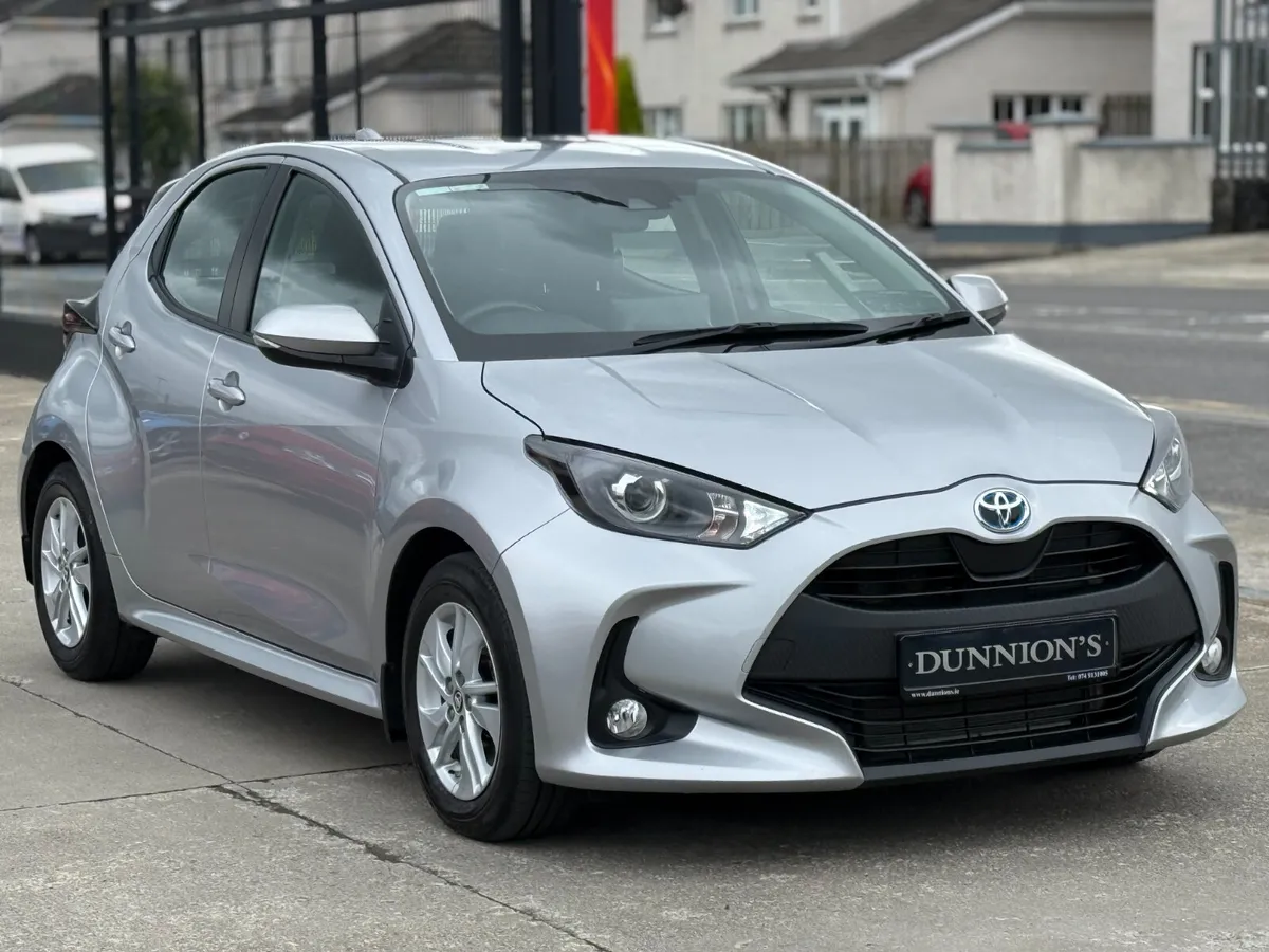 Toyota Yaris, 2022, HYBRID LUNA AUTO*LOW MILEAGE* - Image 1